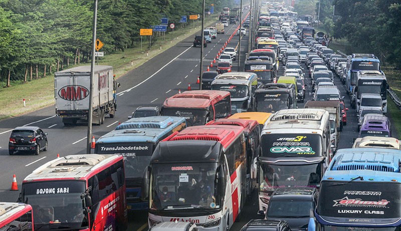 Puncak Bogor Macet Panjang, Wisatawan Duduk di Jalan Menunggu Kendaraan Bergerak - Bagian 3