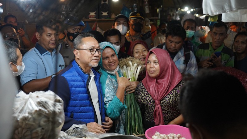 Sidak Pasar Malam Keputran, Mendag Zulhas : Ibu-ibu Bahagia Harga Bapok Turun - Bagian 1
