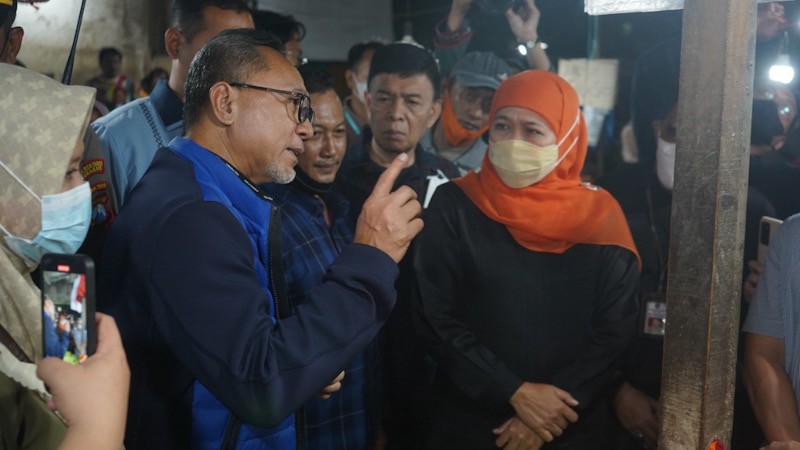 Sidak Pasar Malam Keputran, Mendag Zulhas : Ibu-ibu Bahagia Harga Bapok Turun - Bagian 3