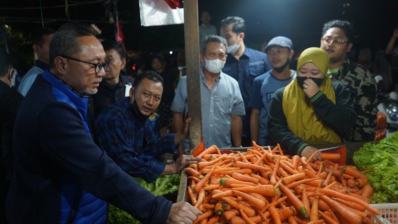 Sidak Pasar Malam Keputran, Mendag Zulhas : Ibu-ibu Bahagia Harga Bapok Turun - Bagian 2