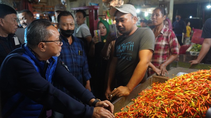 Sidak Pasar Malam Keputran, Mendag Zulhas : Ibu-ibu Bahagia Harga Bapok Turun - Bagian 4