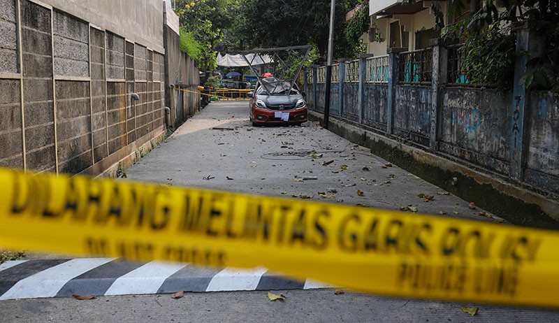 Lokasi Tembok Roboh pada Proyek Revitalisasi GOR Mampang Dipasang Garis Polisi - Bagian 1