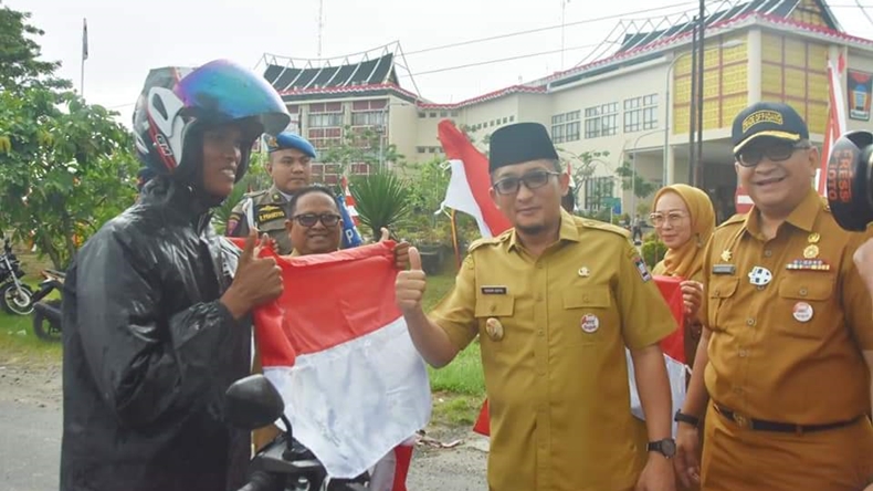 Pemko Padang Bagi-Bagi 10 Juta Bendera Merah Putih ke Warga