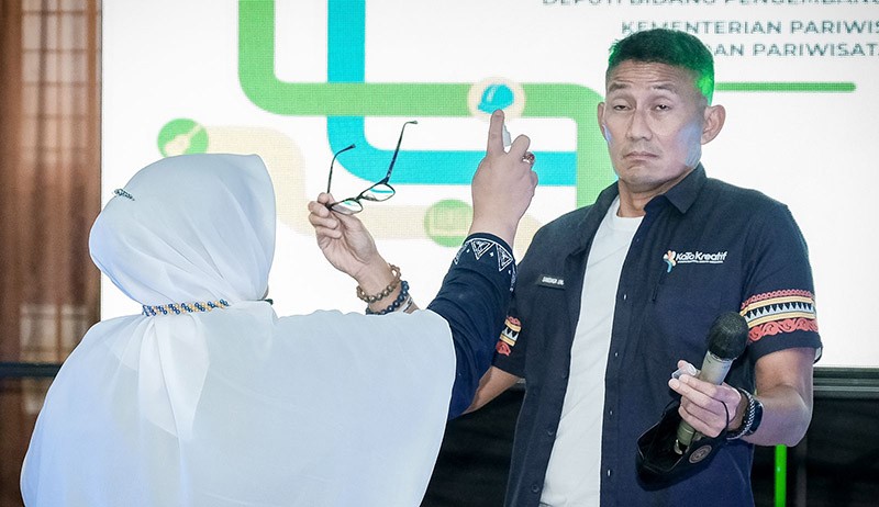 Detik-Detik Menteri Sandiaga Uno Disemprot Emak-Emak di Aceh - Bagian 1