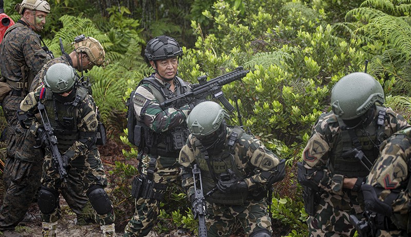 Begini Momen Panglima TNI Menenteng Senjata Sergap Musuh saat Operasi Pendaratan - Bagian 1