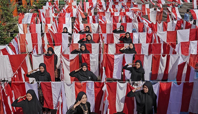 Ribuan Pelajar Cuci Bendera Merah Putih Massal Sambut HUT RI - Bagian 1