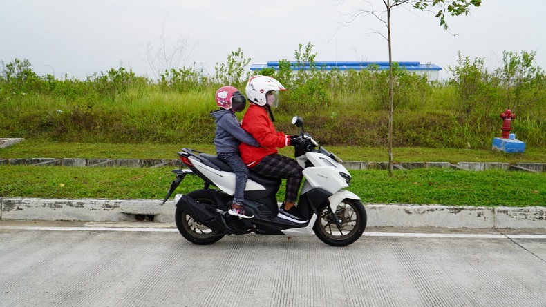 7 Cara Memboncengkan Anak Naik Sepeda Motor, Orang Tua Harus Tahu