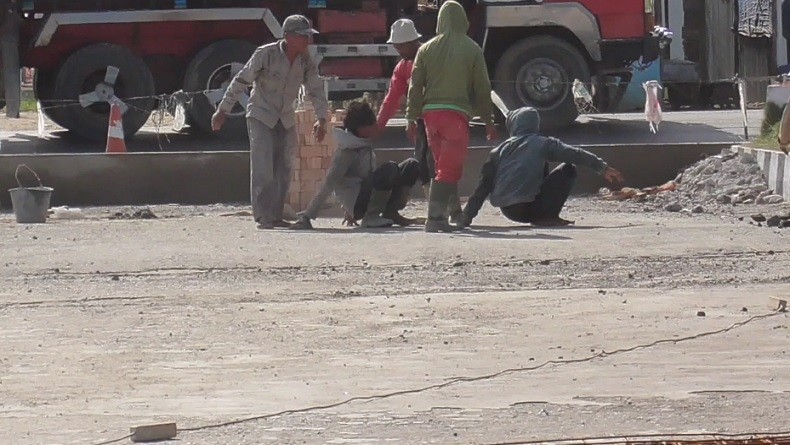 2 Pekerja di Labuhanbatu Adu Jotos hingga Berguling-guling