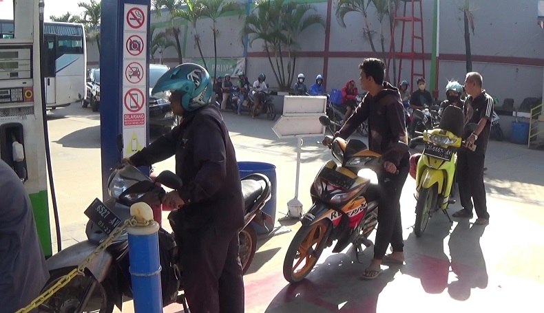 Khawatir Pembatasan Pertalite, Warga Purwakarta Serbu SPBU dan Rela Antre