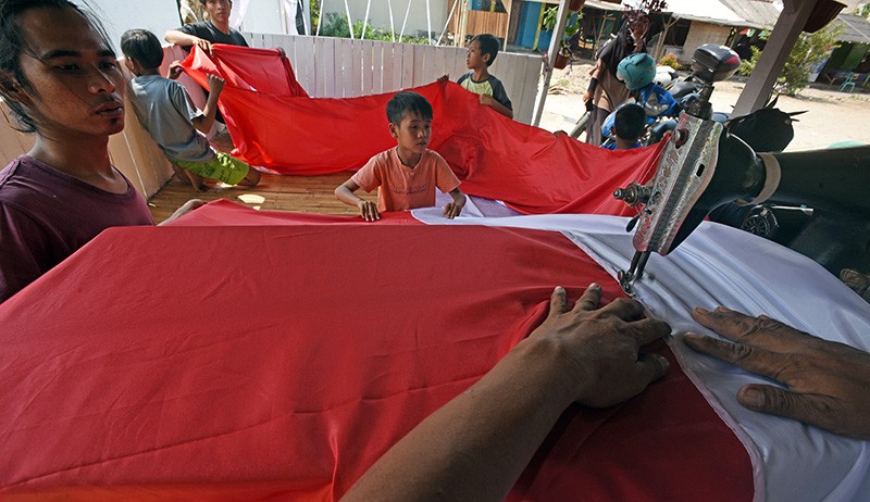 Melihat Proses Menjahit Bendera Merah Putih Raksasa Ukuran 50 Meter - Bagian 3