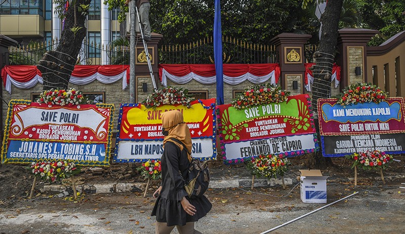 Karangan Bunga Dukung Polisi Usut Kematian Brigadir J Banjiri Mabes Polri - Bagian 1