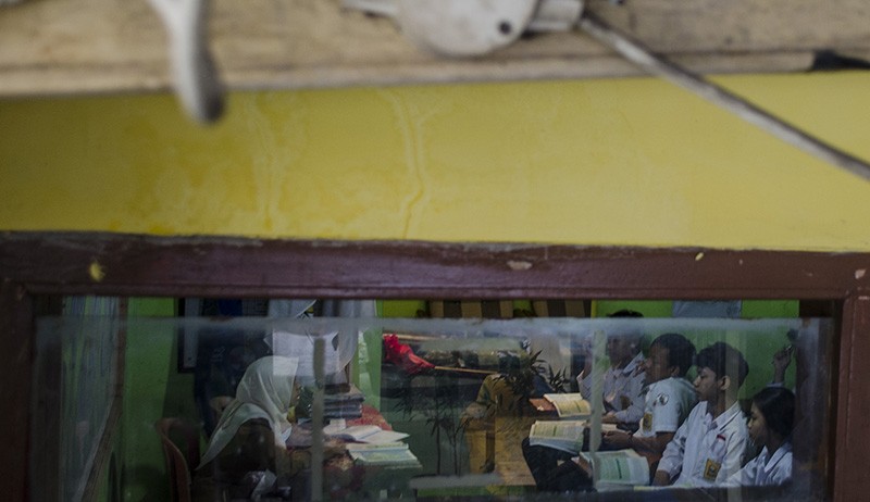 Suasana Belajar Mengajar Siswa SMP PGRI 6 Bandung di Ruangan Sempit - Bagian 2