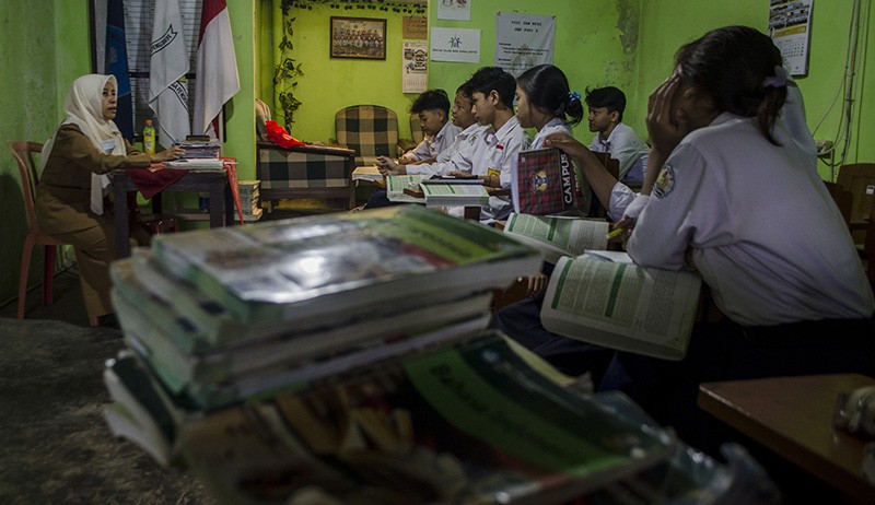 Suasana Belajar Mengajar Siswa SMP PGRI 6 Bandung di Ruangan Sempit - Bagian 1