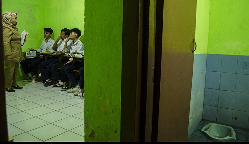 Suasana Belajar Mengajar Siswa SMP PGRI 6 Bandung di Ruangan Sempit - Bagian 3