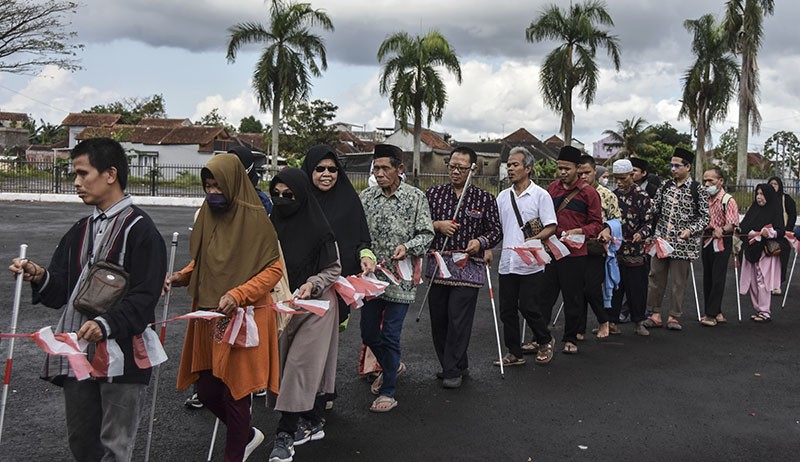 Ratusan Penyandang Tunanetra Rally Tongkat ke Taman Makam Pahlawan Sambut HUT RI - Bagian 2