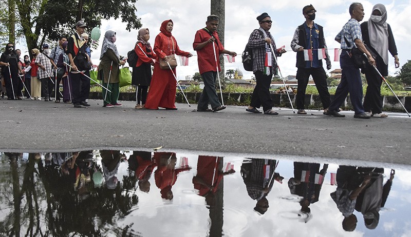 Ratusan Penyandang Tunanetra Rally Tongkat ke Taman Makam Pahlawan Sambut HUT RI - Bagian 1