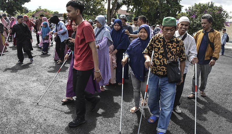 Ratusan Penyandang Tunanetra Rally Tongkat ke Taman Makam Pahlawan Sambut HUT RI - Bagian 3
