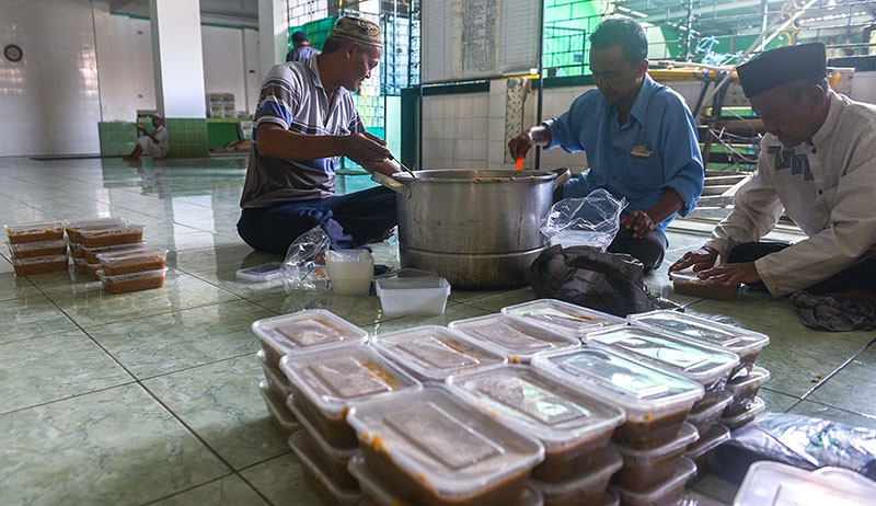 Bagi-Bagi Bubur Asyura Memperingati 10 Muharam 1444 H di Palembang - Bagian 5