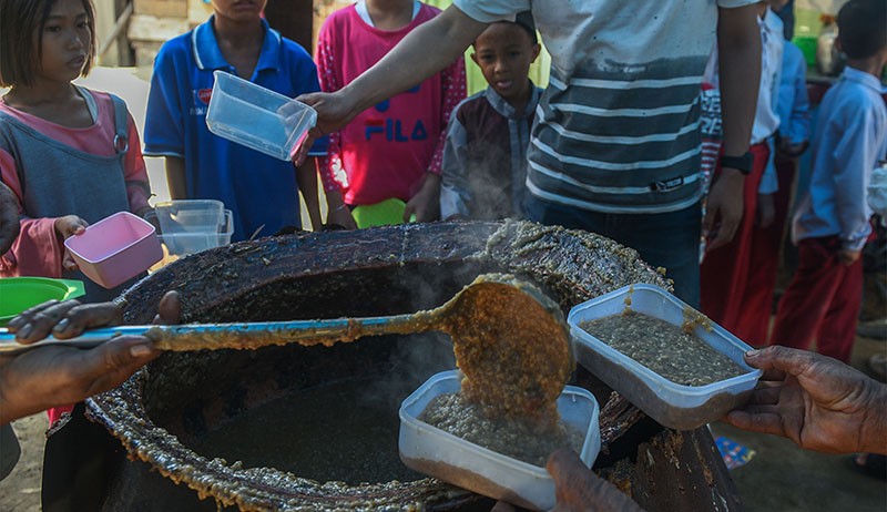 Bagi-Bagi Bubur Asyura Memperingati 10 Muharam 1444 H di Palembang - Bagian 3