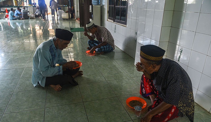 Bagi-Bagi Bubur Asyura Memperingati 10 Muharam 1444 H di Palembang - Bagian 6