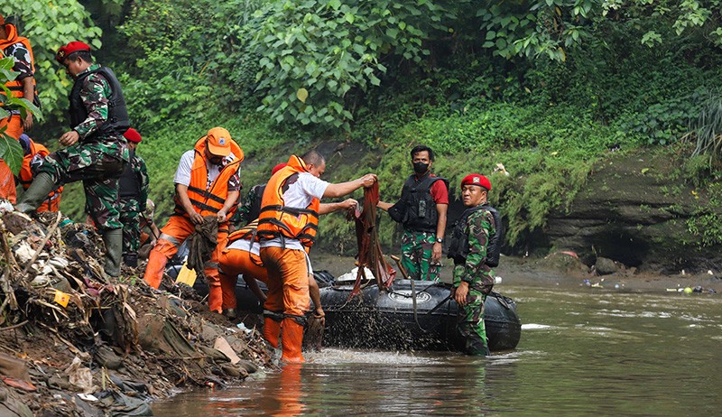 Warga Binaan dan Prajurit Kopassus Ikuti Lomba Bersihkan Sungai Ciliwung - Bagian 3