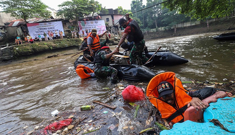 Warga Binaan dan Prajurit Kopassus Ikuti Lomba Bersihkan Sungai Ciliwung - Bagian 2