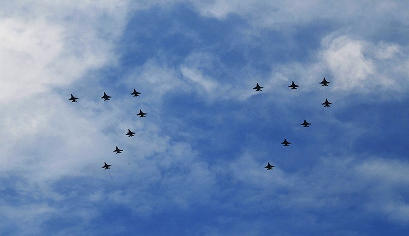 Pesawat Tempur F16 Membentuk Formasi 77 di Langit Terlihat dari Istana Merdeka - Bagian 1