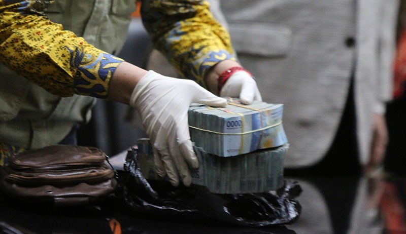 KPK Pamer Barang Bukti Hasil OTT Bupati Pemalang - Bagian 3