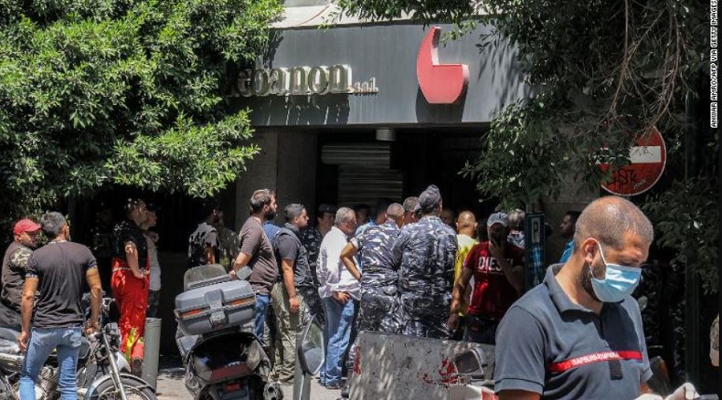  Dipersulit saat Ambil Tabungannya, Pria Ini Sandera Pengawai Bank, Aksinya Dapat Pujian Warga