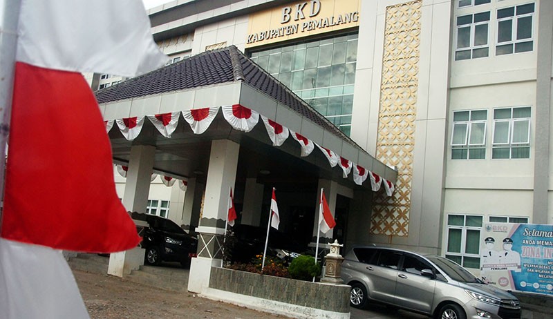 KPK Geledah Kantor BKD hingga Ruangan Bupati Pemalang - Bagian 3