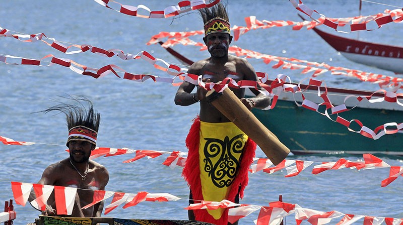 Sambut HUT RI, Nelayan Papua Hiasi Perahu dengan Ornamen Merah Putih - Bagian 3