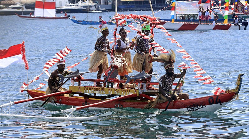 Sambut HUT RI, Nelayan Papua Hiasi Perahu dengan Ornamen Merah Putih - Bagian 1
