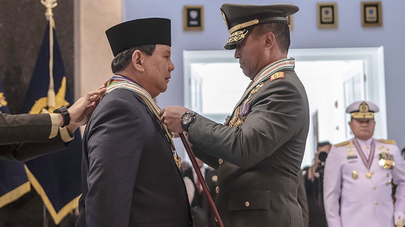 Menhan Prabowo Terima 4 Bintang Kehormatan TNI, Jenderal Andika Berikan Hormat - Bagian 2