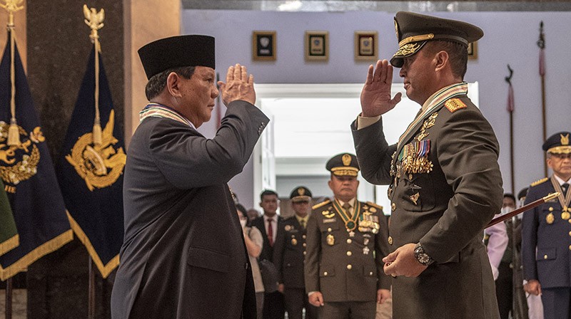 Menhan Prabowo Terima 4 Bintang Kehormatan TNI, Jenderal Andika Berikan Hormat - Bagian 1