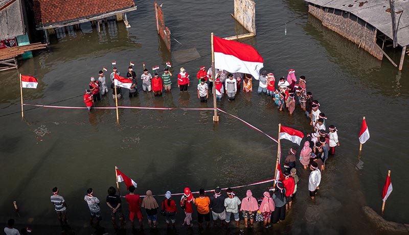 Warga Jawa Tengah Peringati HUT RI saat Kampungnya Terendam Banjir Rob - Bagian 1