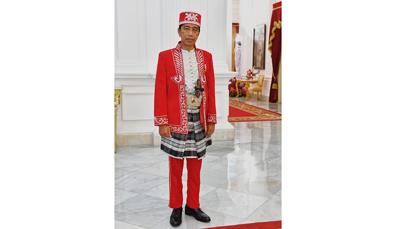 Penampilan Presiden Jokowi Pakai Baju Adat Dolomani dari Buton Bernuansa Merah - Bagian 3
