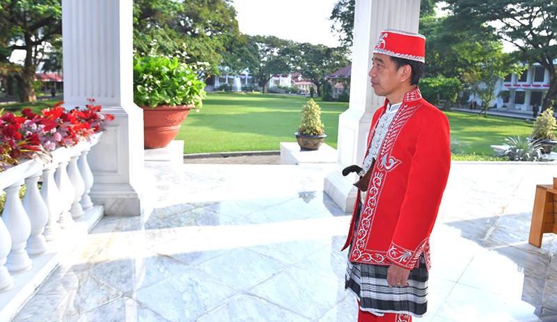 Penampilan Presiden Jokowi Pakai Baju Adat Dolomani dari Buton Bernuansa Merah - Bagian 1