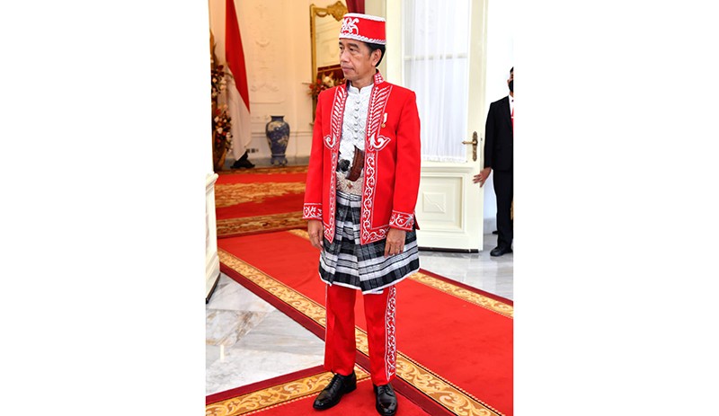 Penampilan Presiden Jokowi Pakai Baju Adat Dolomani dari Buton Bernuansa Merah - Bagian 2