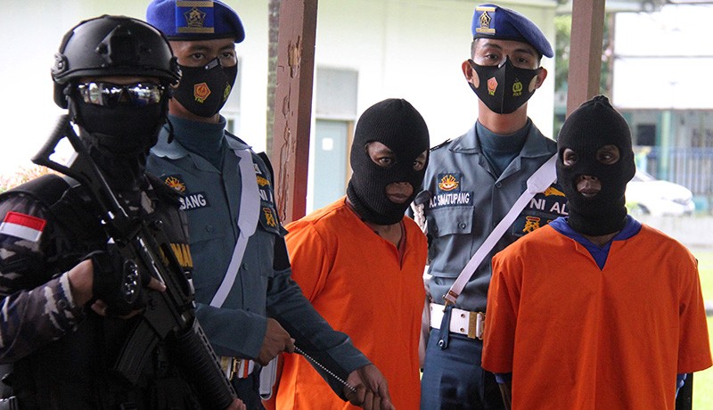 TNI AL Tangkap 2 Kurir Bawa 13 Kg Sabu dari Malaysia - Bagian 1