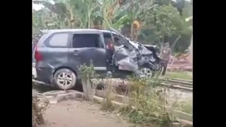 Ngeri, Avanza Ringsek Tertabrak Kereta di Asahan, Ayah dan Putrinya Tewas
