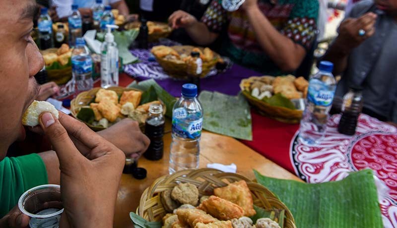 Serunya Lomba Adu Cepat Makan Pempek Palembang - Bagian 3