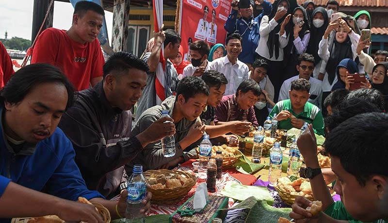 Serunya Lomba Adu Cepat Makan Pempek Palembang - Bagian 1