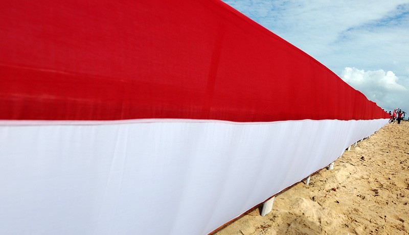 Kawasan Wisata Pantai Aceh Dipasang Bendera Merah Putih Sepanjang 100 Meter - Bagian 1