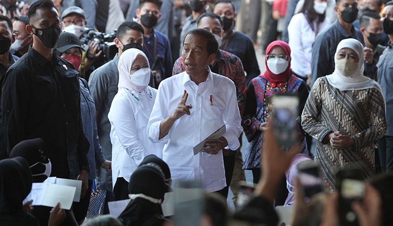 Momen Presiden Jokowi Berdiskusi dengan Pedagang Pasar Pucang Anom - Bagian 1