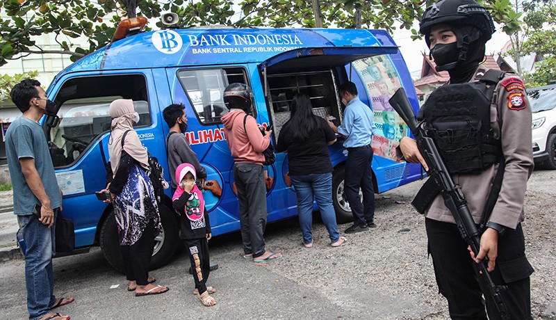 Antrean Warga Tukar Uang Kertas Baru Tahun Emisi 2022 - Bagian 2