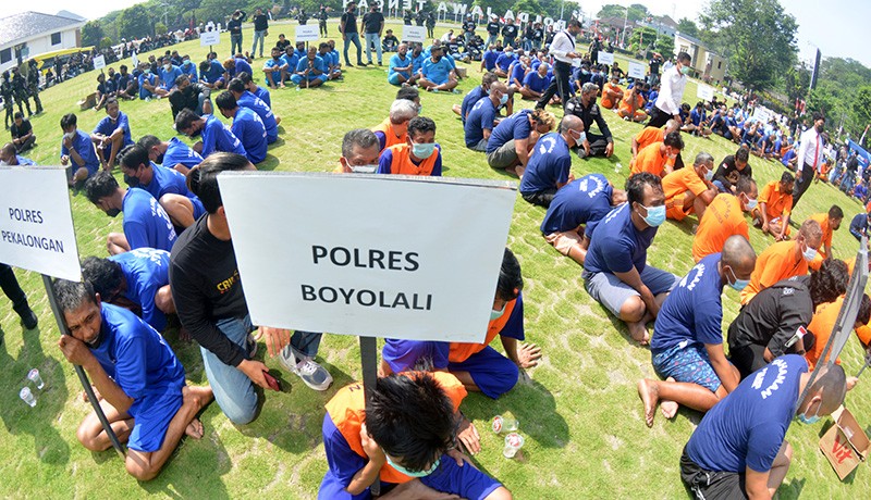Penampakan Ratusan Penjudi - Bandar Judi Dikumpulkan di Lapangan Polda Jateng - Bagian 1