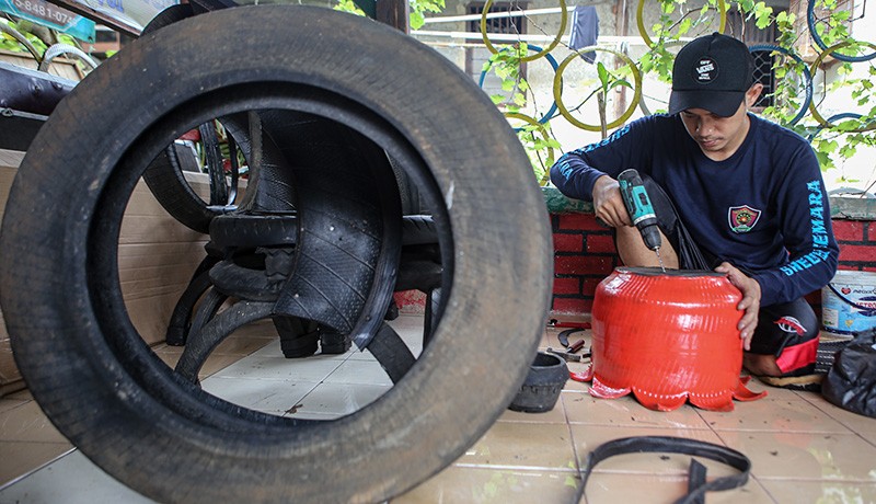Warga Tangerang Ubah Ban Bekas Menjadi Kerajinan Senilai Rp7 Juta - Bagian 2