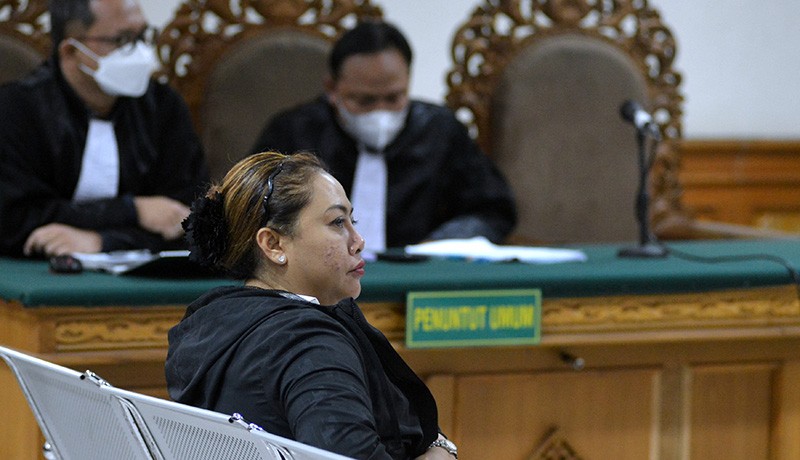 Mantan Bupati Tabanan Acungkan Jempol usai Divonis 2 Tahun Penjara - Bagian 2