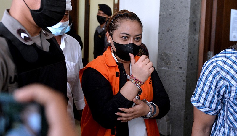 Mantan Bupati Tabanan Acungkan Jempol usai Divonis 2 Tahun Penjara - Bagian 1