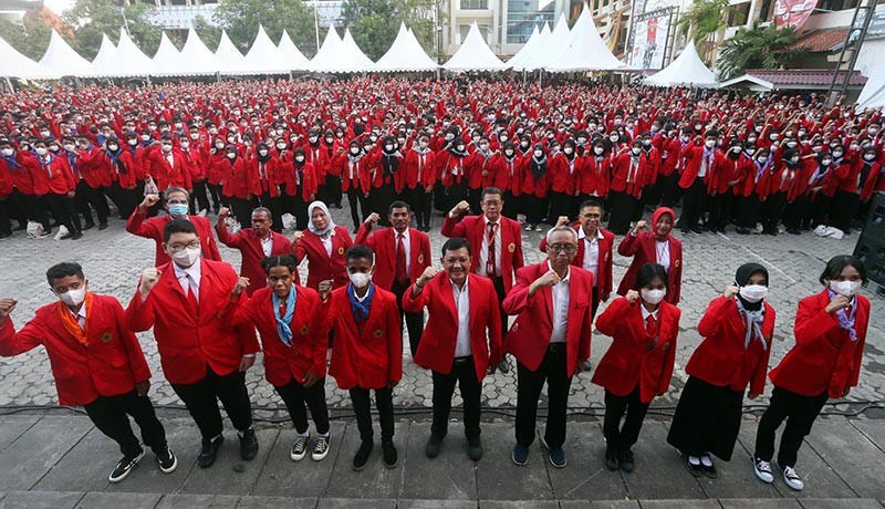 Untag Surabaya Kukuhkan 3.489 Mahasiswa Baru - Bagian 1